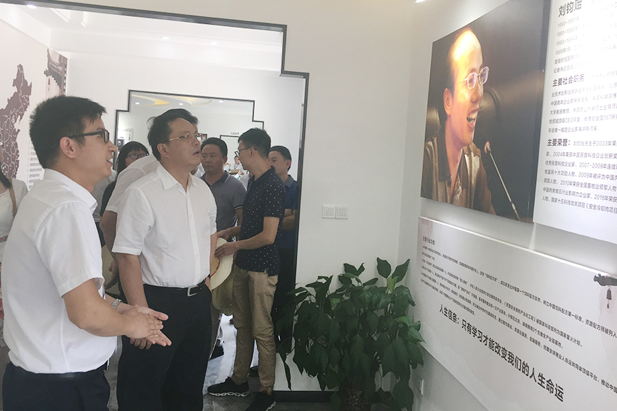 F:\2015-2018年OA文件 电视机媒体播放图设计\2018-OA文件 电视机媒体播放图设计\2018.07.31-中央党校副校长王东京考察调研饥渴少妇伦色诱公-国产精品内射久久久久欢欢-一区二区乱子伦在线播放-国产成人资源-少妇性BBB搡BBB爽爽爽四川\03.jpg